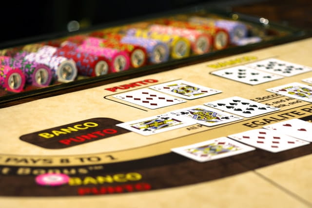 Spielkarten und Chips in einem Live Casino Spiel
